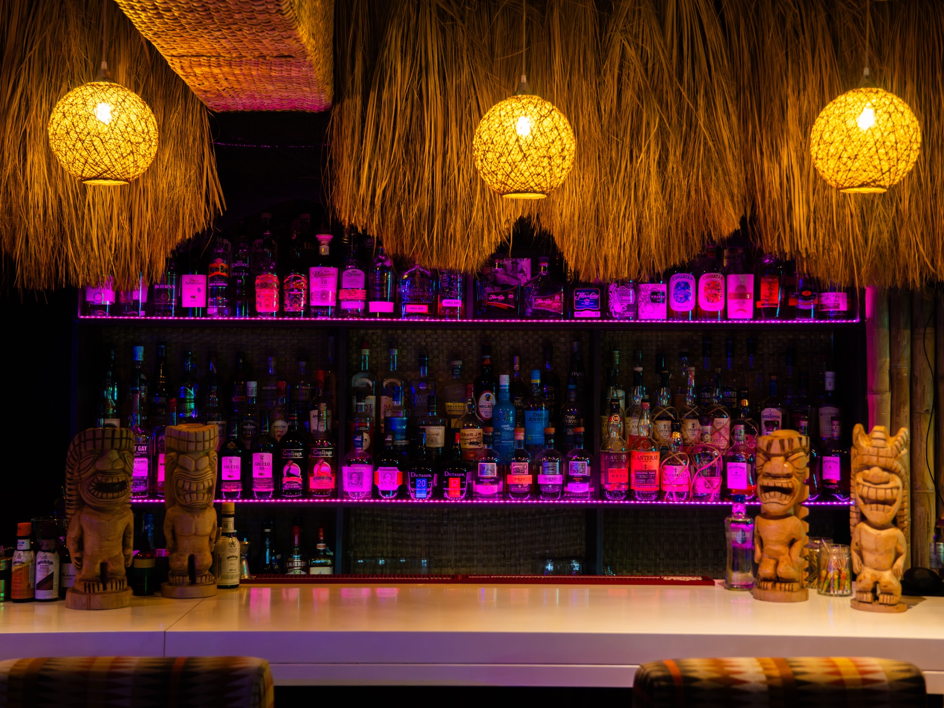 Interior de Sin Ron No Hay Paraíso — bar de rones en San Isidro